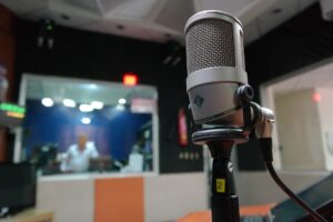 Een radiomicrofoon met op de achtergrond de rest van de studio