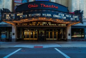 De opvallende gevel van het Ohio Theatre met grote letters om optredens aan te kondigen en sfeervolle verlichting boven de ingang