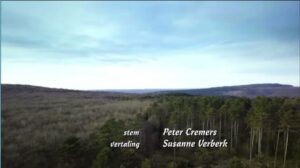 Een groen heuvellandschap met in witte letters de tekst: stem: Peter Cremers en vertaling: Susanne Verberk. Dit beeld verschijnt aan het begin van een programma dat ik heb vertaald en waarvoor collega Peter het commentaar heeft ingelezen.