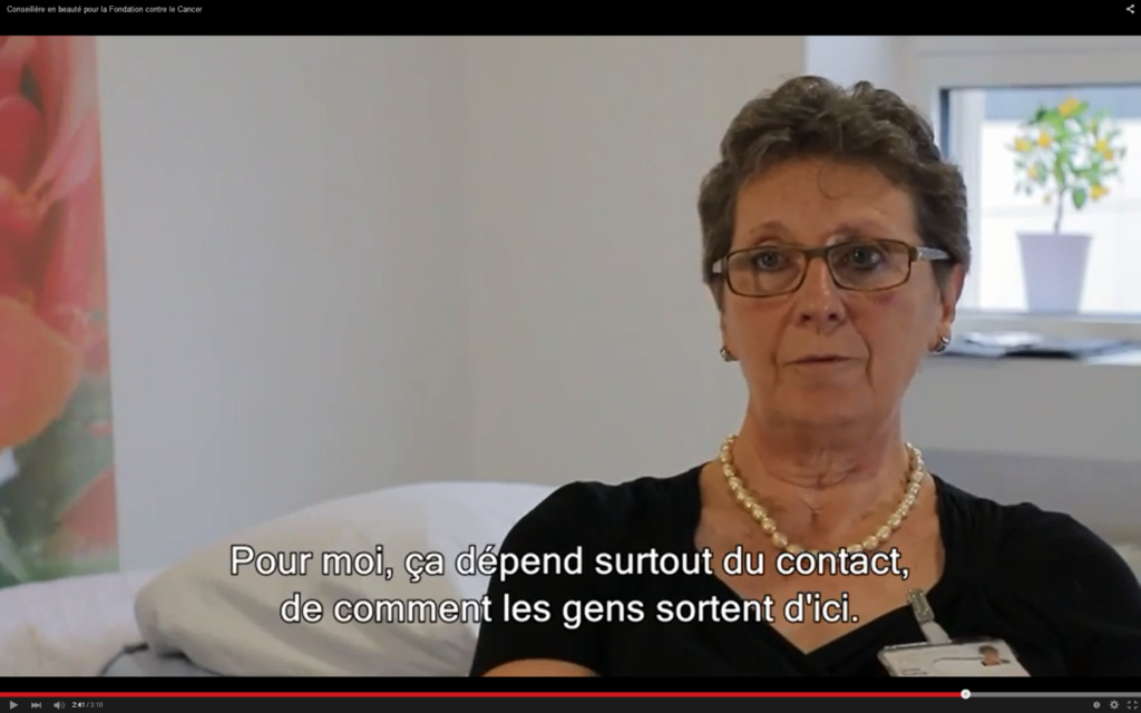 Een screenshot van een van de video's waarin een vrouw aan het woord is met onderaan in beeld een Franse ondertitel